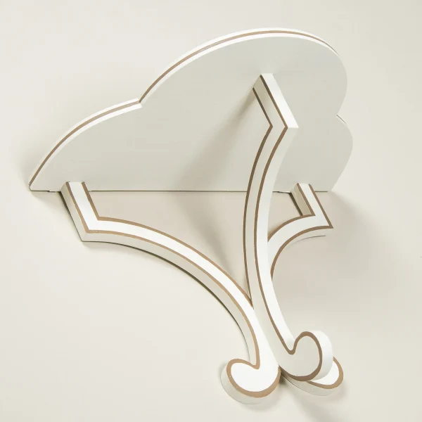 Trefoil Wall Bracket With Added Line Detail 2